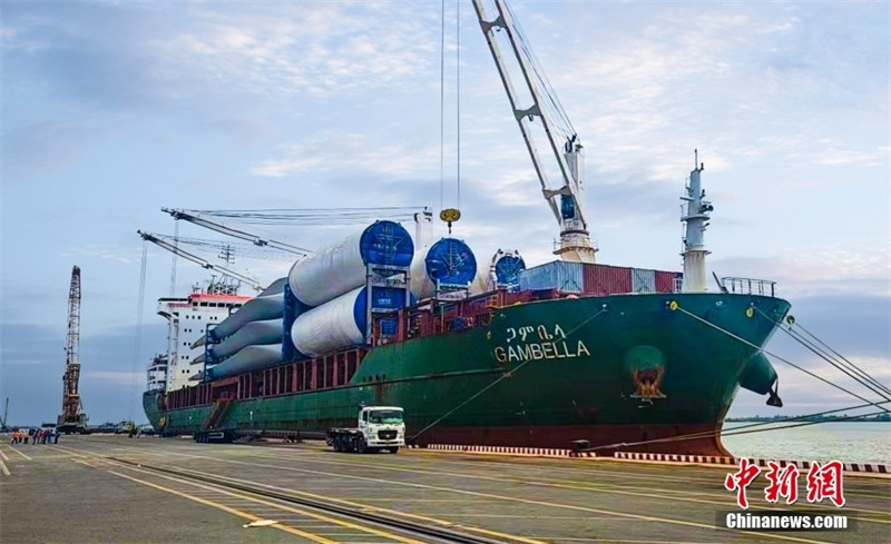 Premier transport maritime réussi de tours éoliennes de plus de 5 mètres de diamètre superposées
