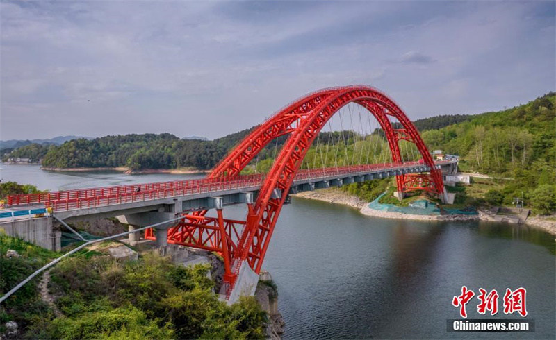 Le premier pont routier « en anse de panier » de la province du Guizhou a remporté le « prix Nobel des ponts »   