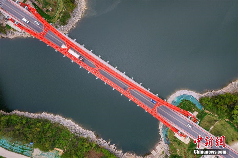 Le premier pont routier « en anse de panier » de la province du Guizhou a remporté le « prix Nobel des ponts »   