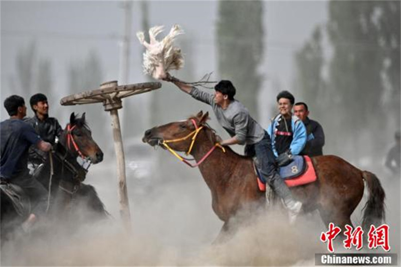 Xinjiang : une compétition de bouzkachi attire des visiteurs