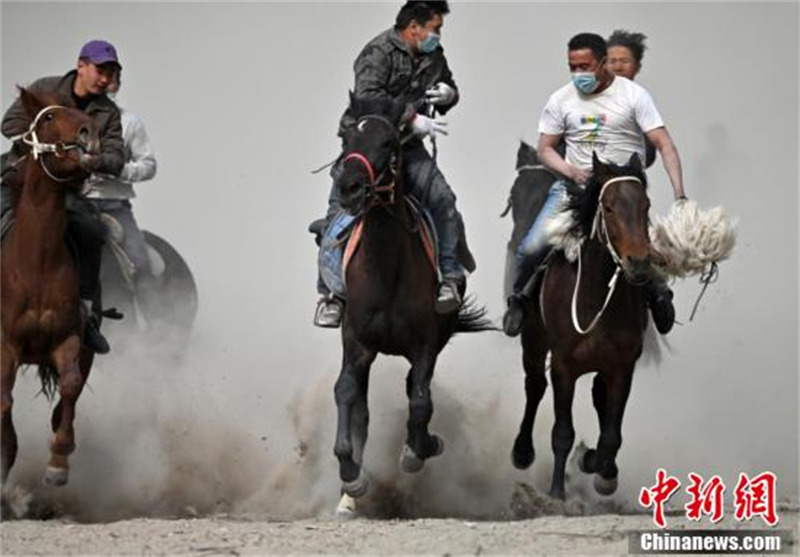 Xinjiang : une compétition de bouzkachi attire des visiteurs