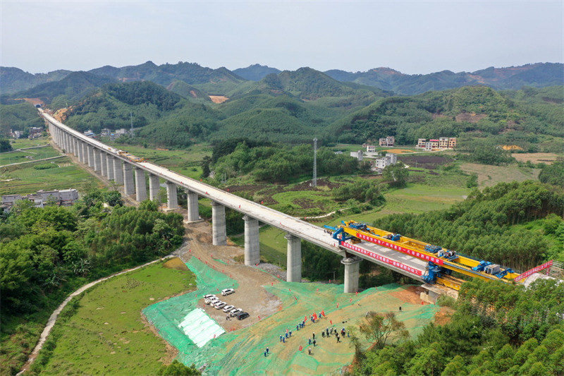 Le projet de ponts pour la ligne principale du chemin de fer à grande vitesse Guiyang-Nanning est achevé 