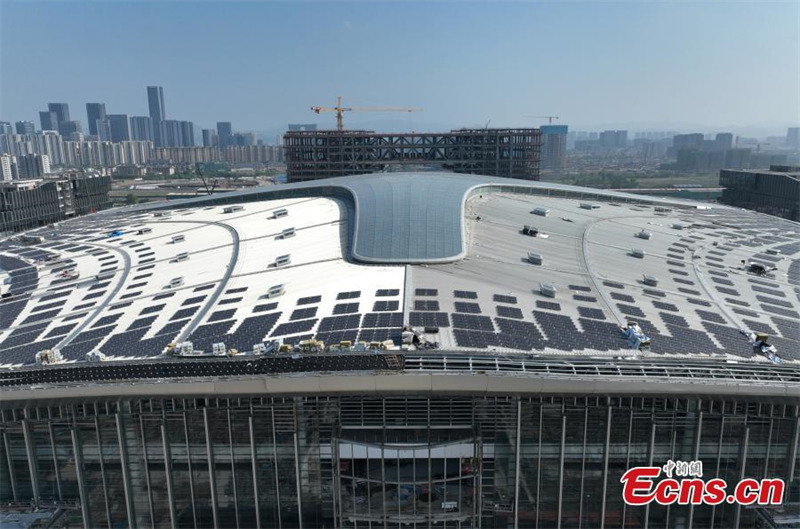 Un « chapeau » à énergie solaire installé sur la gare de l'Ouest de Hangzhou pour réduire les émissions de carbone