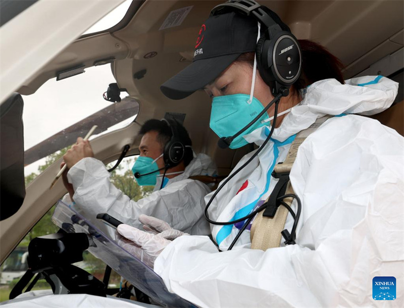 Une compagnie d'hélicoptères de Shanghai offre un service gratuit pour transporter des articles médicaux afin de contribuer à la lutte contre la COVID-19