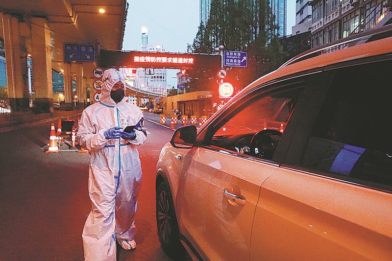 Les travailleurs font un effort supplémentaire contre la pandémie de COVID-19 à Shanghai