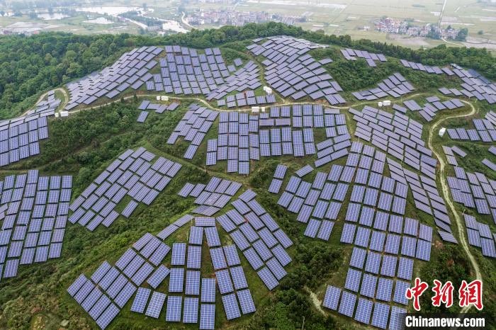 Jiangxi : la vue spectaculaire de panneaux photovoltaïques couvrant des collines rurales comme une armure