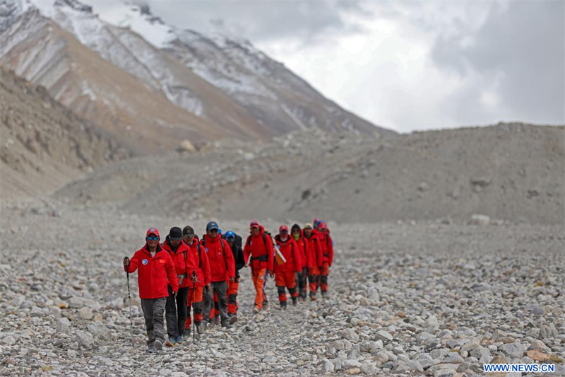 L'équipe d'expédition scientifique chinoise retourne en sécurité au camp de base du mont Qomolangma