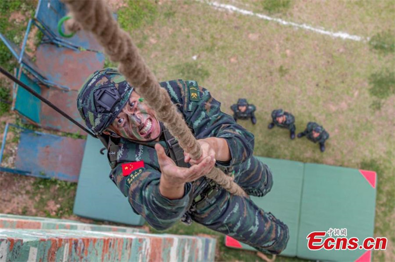 L'équipe spéciale de combat de la police armée chinoise suit un entraînement de haute intensité dans le Guangxi
