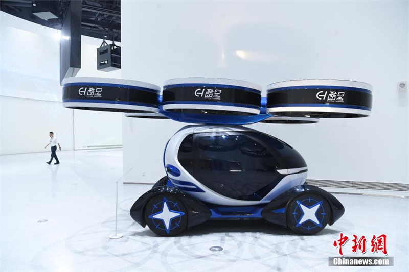Une voiture divisée capable de voler et de rouler sur terre présentée à Chongqing 