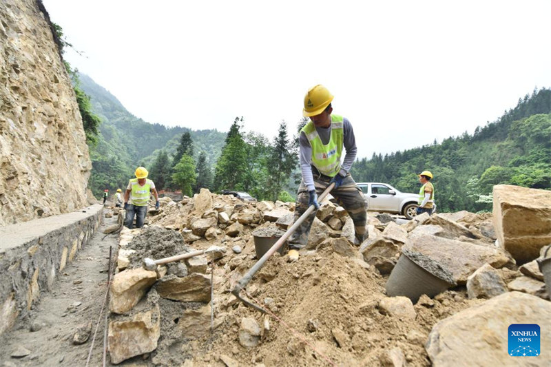 Une route goudronnée en construction à Gandong, dans le Guangxi