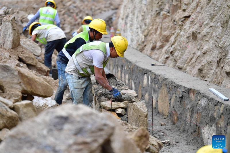 Une route goudronnée en construction à Gandong, dans le Guangxi