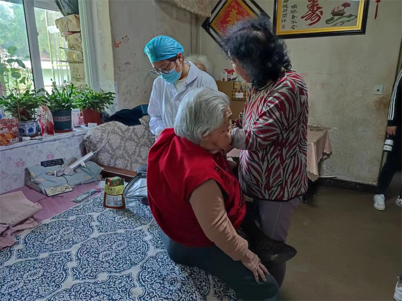 Tianjin vaccine les personnes âgées, dont certaines ont plus de 100 ans