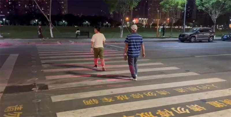 Chengdu : en marchant sur un passage piéton, les jambes sont devenues « rouge vif »