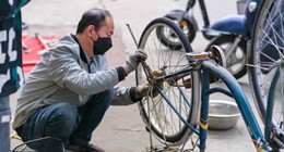 Un réparateur de vélos à l'Université de Pékin, qui s'est consacré à son travail au cours des 16 dernières années, a gagné le respect des professeurs et des étudiants.