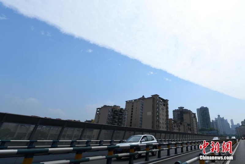 Le ciel coupé en deux par les nuages à Chongqing