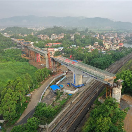La poutre d'un pont pivotant le long de la voie ferrée Nanning-Yulin a été tournée de 57 degrés