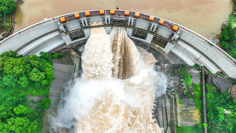 Hunan : les vannes du réservoir d'eau de Ouyanghai ouvertes pour assurer la sécurité pendant la saison des inondations