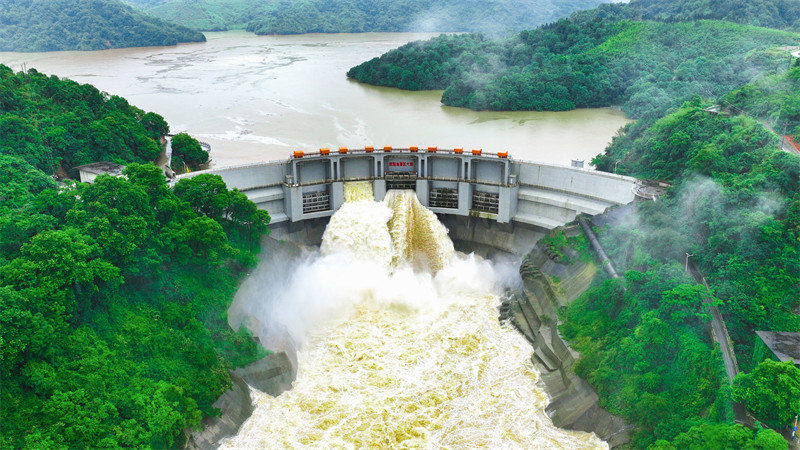 Hunan : les vannes du réservoir d'eau de Ouyanghai ouvertes pour assurer la sécurité pendant la saison des inondations