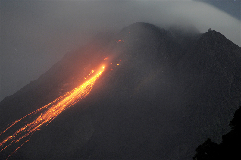 Indonésie : l'éruption du Mont Merapi offre une scène impressionnante de coulées de lave 