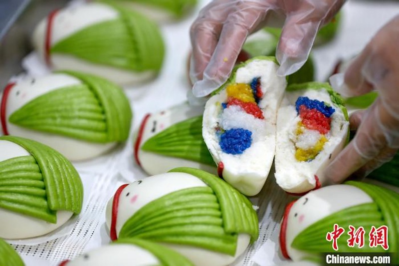 Anhui : la préparation des zongzi huamo pour célébrer la Fête des Bateaux-Dragons