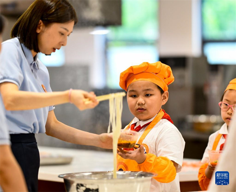 Chongqing : un cours « épicé et délicieux » de petites nouilles pour les enfants