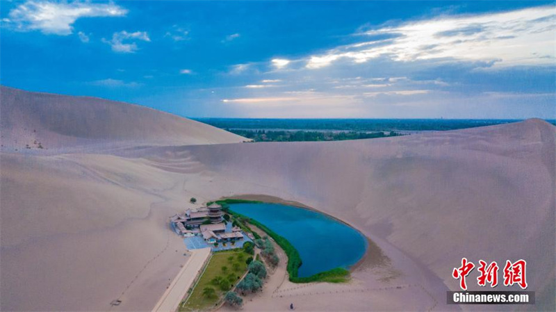 Gansu : après la pluie d'été à Dunhuang, l'oasis du désert offre un paysage pittoresque 