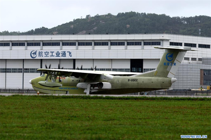 Vol inaugural réussi de la nouvelle configuration du grand avion amphibie AG600 de la Chine