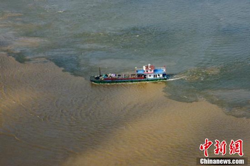Chongqing : une ligne de démarcation au confluent des deux rivières à Chaotianmen