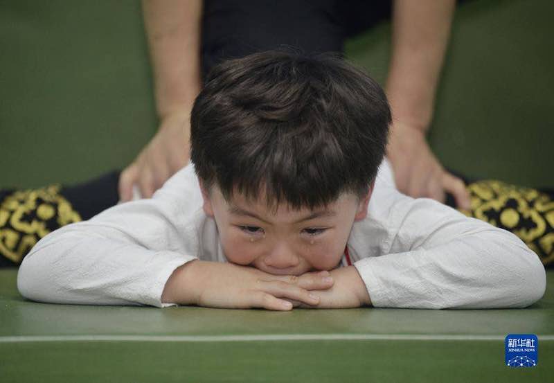Un petit enfant mignon de six ans apprend l'opéra du Sichuan