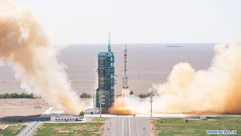 La Chine lance une mission habitée pour achever la construction de sa station spatiale