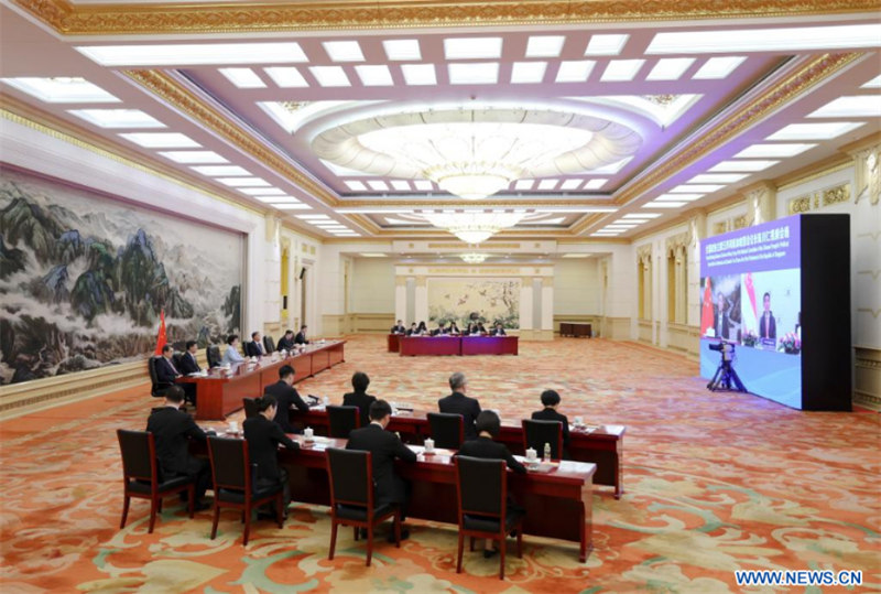 Le plus haut conseiller politique chinois tient une réunion virtuelle avec le président du Parlement singapourien