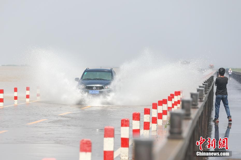 Un paysage « à durée limitée » d'« autoroute sur l'eau » est apparu au bord du lac Poyang dans le Jiangxi