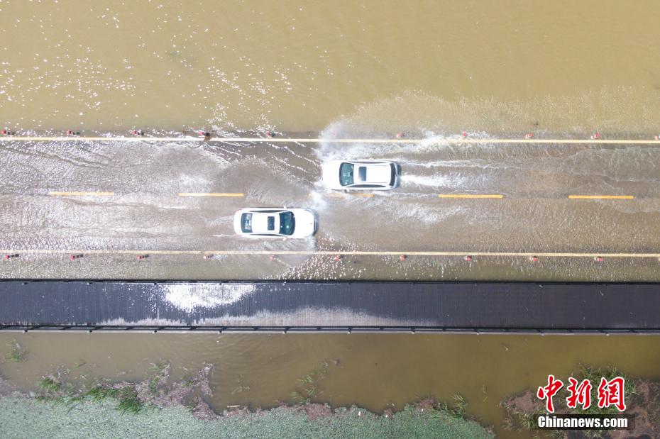 Un paysage « à durée limitée » d'« autoroute sur l'eau » est apparu au bord du lac Poyang dans le Jiangxi