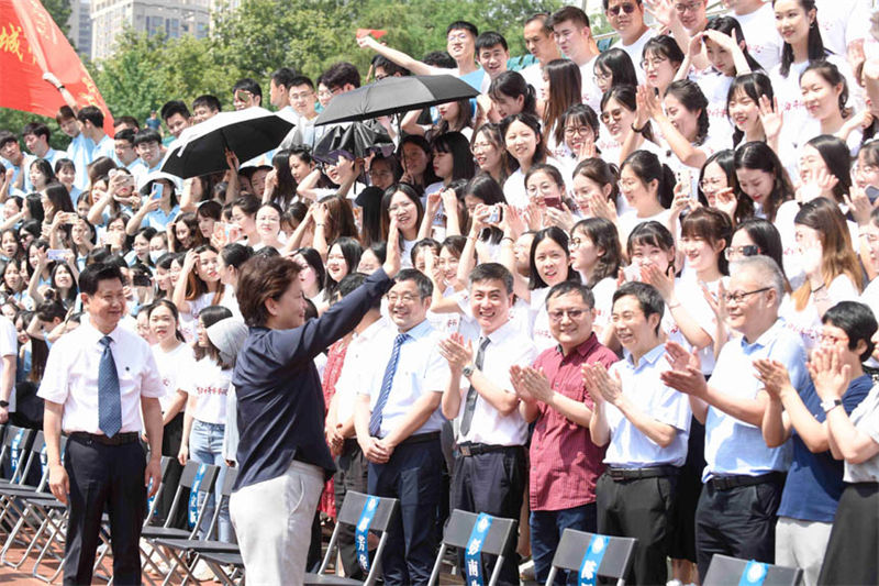 Wuhan : plus de 4 000 étudiants prennent ensemble « les photos de remise des diplômes les plus rondes »
