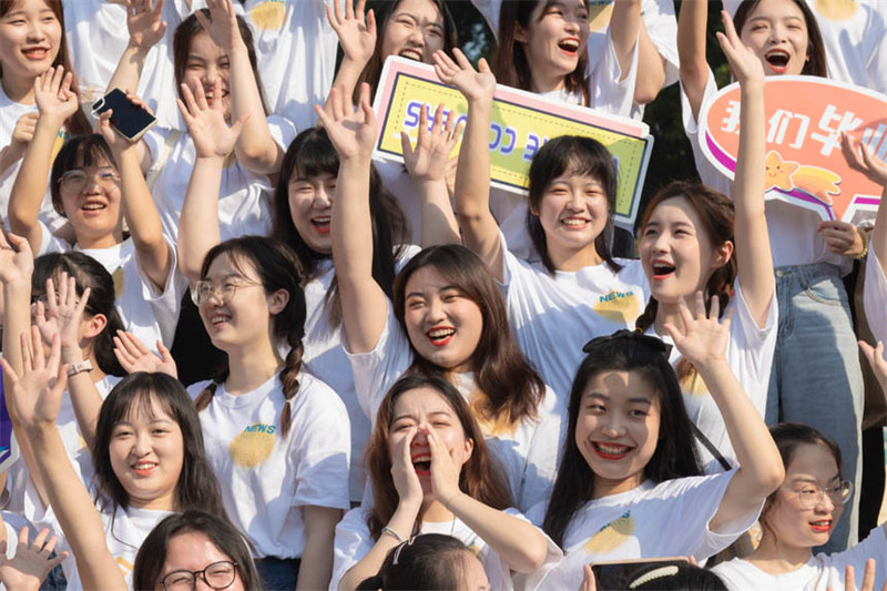 Wuhan : plus de 4 000 étudiants prennent ensemble « les photos de remise des diplômes les plus rondes »