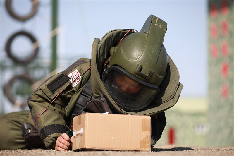 Xinjiang : les forces spéciales de la police armée organisent une formation professionnelle EOD à Karamay