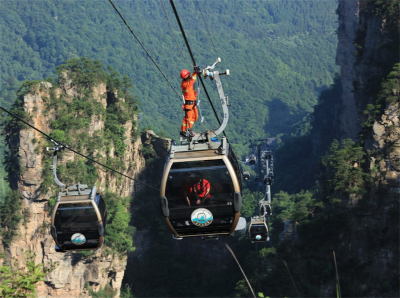 Hunan : des contrôles de sécurité des câbles et des exercices de sauvetage à Zhangjiajie
