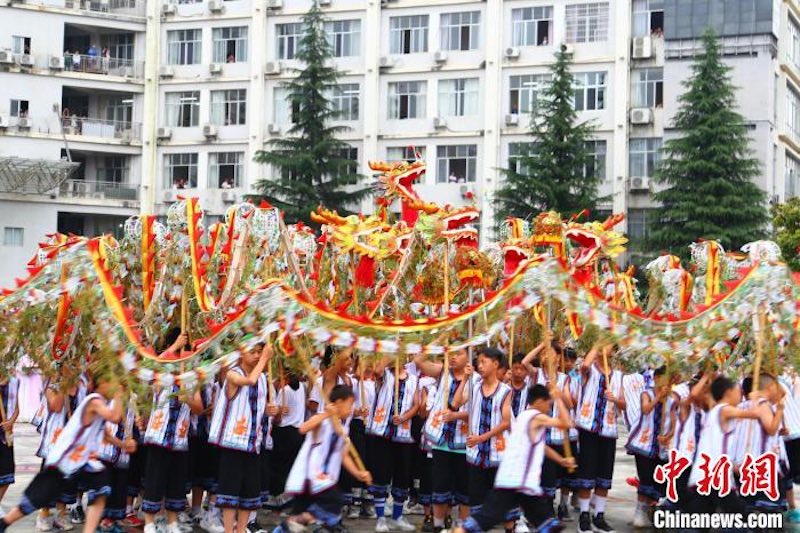 Guizhou : le patrimoine culturel immatériel de la danse du dragon attire les touristes à Pingtang