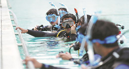 Alors que les amateurs doivent souvent payer cher pour apprendre la plongée sous-marine, les étudiants de l'Université des sciences et technologies du Jiangsu peuvent apprendre ce sport gratuitement.