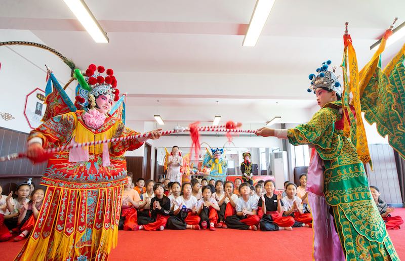 Les enfants de la campagne chantent une vie au rythme de l'opéra de Pékin