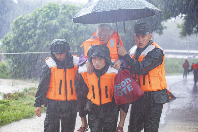 Face aux fortes précipitations, des soldats et des pompiers se sont portés au secours des habitants sinistrés