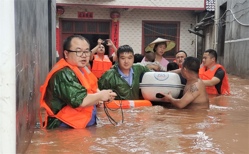 Face aux fortes précipitations, des soldats et des pompiers se sont portés au secours des habitants sinistrés