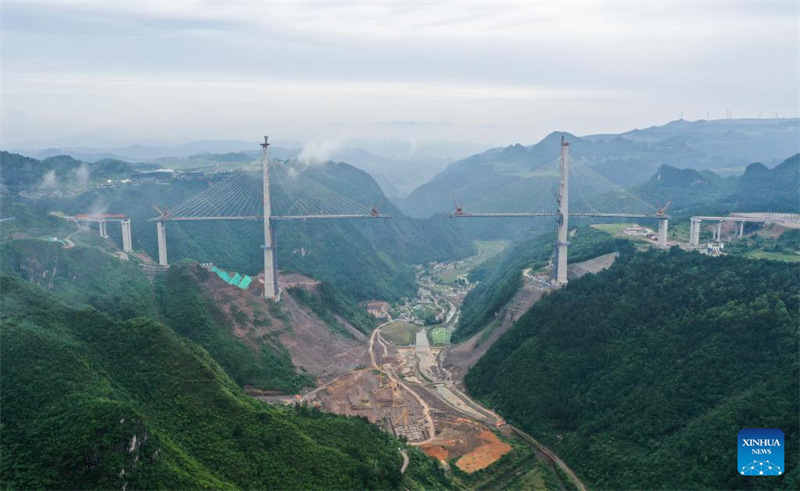 Guizhou : le super grand pont de Duohua en construction à Longli