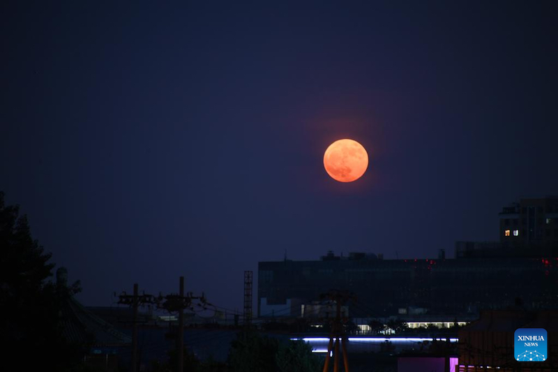 La super-lune illumine le ciel nocturne en Chine