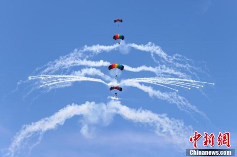 Jiangxi : un merveilleux spectacle d'aviation sportive organisé à Ji'an