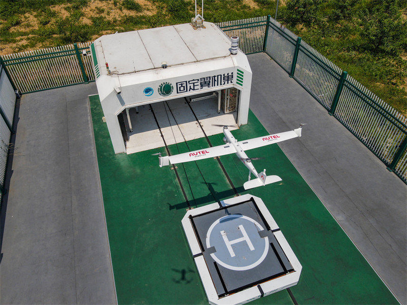 Anhui : des drones patrouillent sur des lignes de transmission d'électricité importantes de Xuancheng
