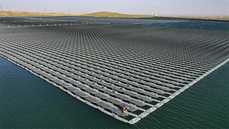 En visite à la centrale photovoltaïque flottante à eau d'une mine dans le Ningxia