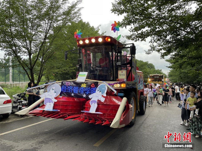 Hubei : un défilé de machines agricoles à l'Université agricole de Huazhong