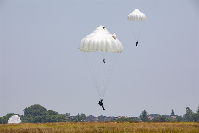 Les forces parachutistes chinoises s'entraînent en vue de perfectionner leurs compétences de combat aéroporté