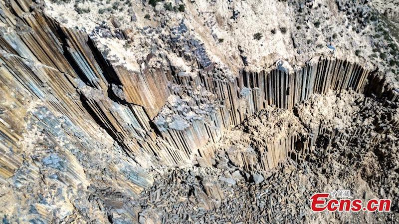 Une vue rapprochée de roches volcaniques articulées en colonnes dans le bassin de Qaidam, dans la province du Qinghai (nord-ouest de la Chine), le 20 juin 2022. (Photo / China News Service)
